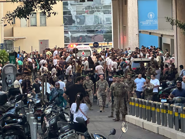 Varios heridos en el Líbano por detonaciones masivas de buscapersonas Foto: EFE/EPA/WAEL HAMZEH