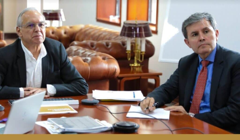 Ministro de Hacienda, Ricardo Bonilla y el director de Crédito Público del Ministerio de Hacienda, José Roberto Acosta Foto: Valora Analitik