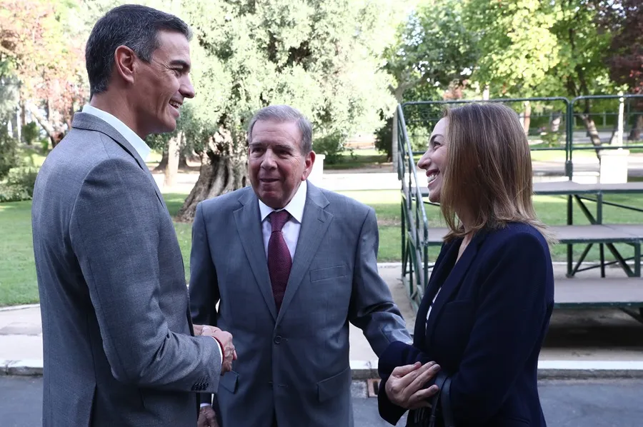 El presidente del Gobierno, Pedro Sánchez, recibe al opositor venezolano Edmundo González (c) y a su hija Carolina González (d). EFE/ Fernando Calvo/Pool Moncloa