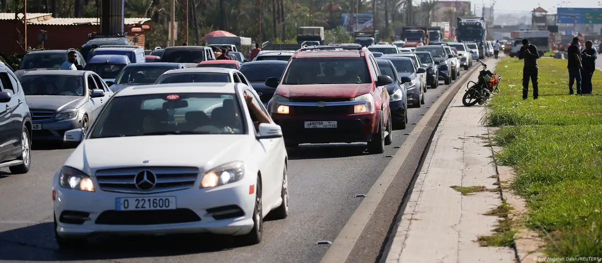 Filas interminables de vehículos y embotellamientos en la carretera que conduce desde el sur de Líbano hacia Beirut y otras ciudades (23.09.2024).