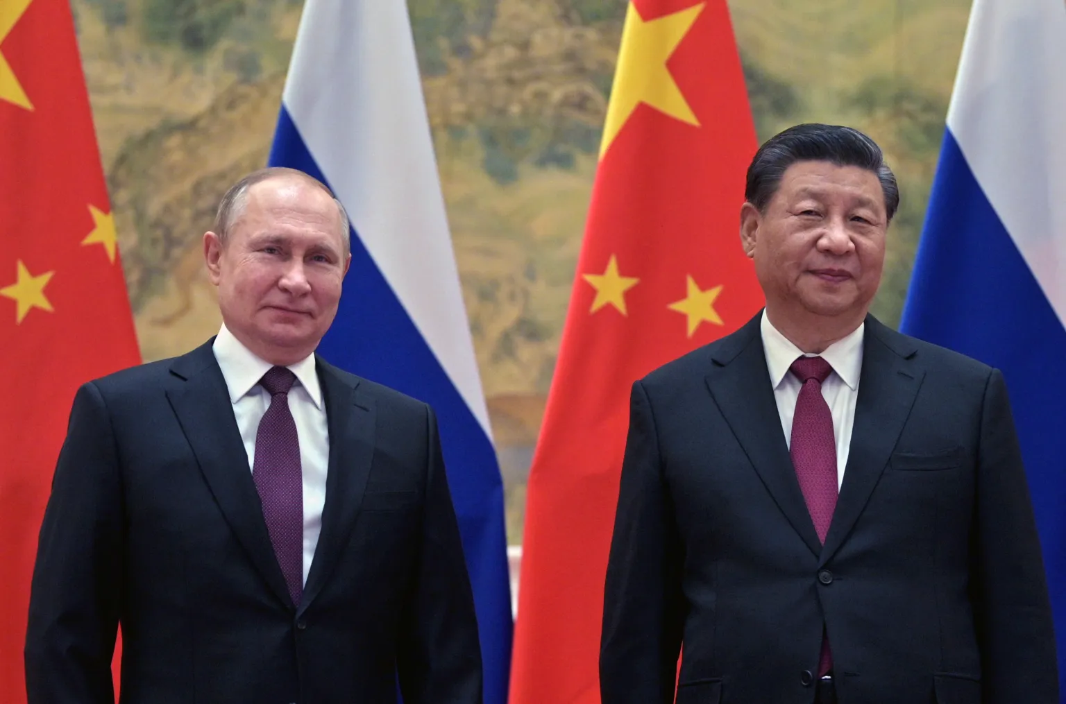 Fotografía de archivo en la que se observa al presidente ruso, Vladimir Putin (i), y el presidente chino, Xi Jinping (d), al posar para una fotografía durante una reunión en Pekín (China). EFE/Alexei Druzhinin / KREMLIN / SPUTNIK / POOL