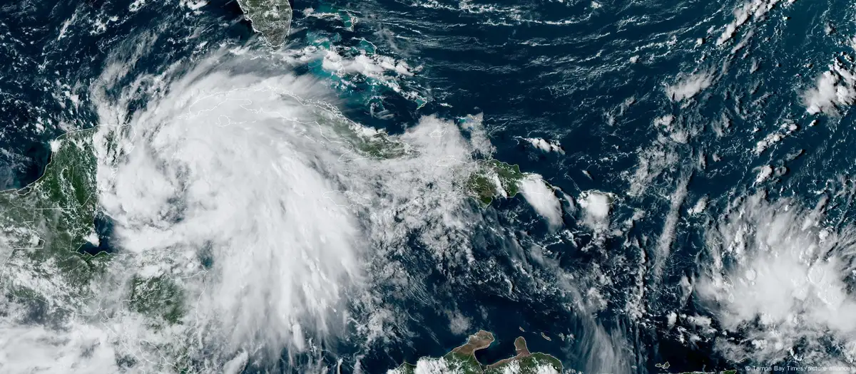 La imagen satelital de la NOAA muestra a la tormenta Helene entre la península de Yucatan y la isla de Cuba. Foto: Tampa Bay Times/picture alliance