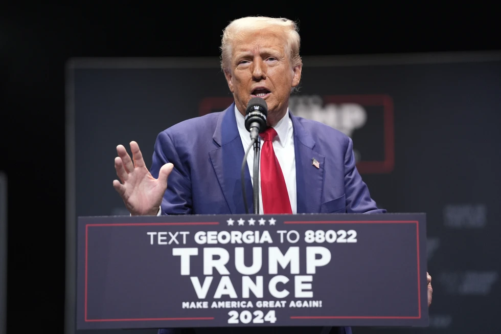 El candidato presidencial republicano y expresidente, Donald Trump, habla sobre el código fiscal y la fabricación en el Johnny Mercer Theatre Civic Center, el martes 24 de septiembre de 2024, en Savannah, Georgia. (AP Foto/Evan Vucci)