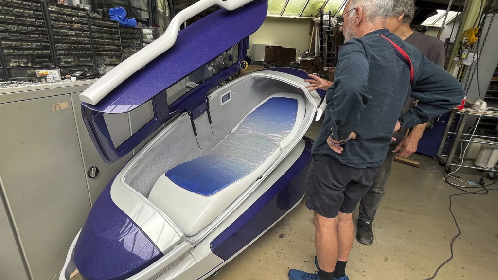 El Dr. Philip Nitschke junto a una cápsula suicida, conocida como Sarco, en Rotterdam. - Foto: Derechos de autor Ahmad Seir/AP