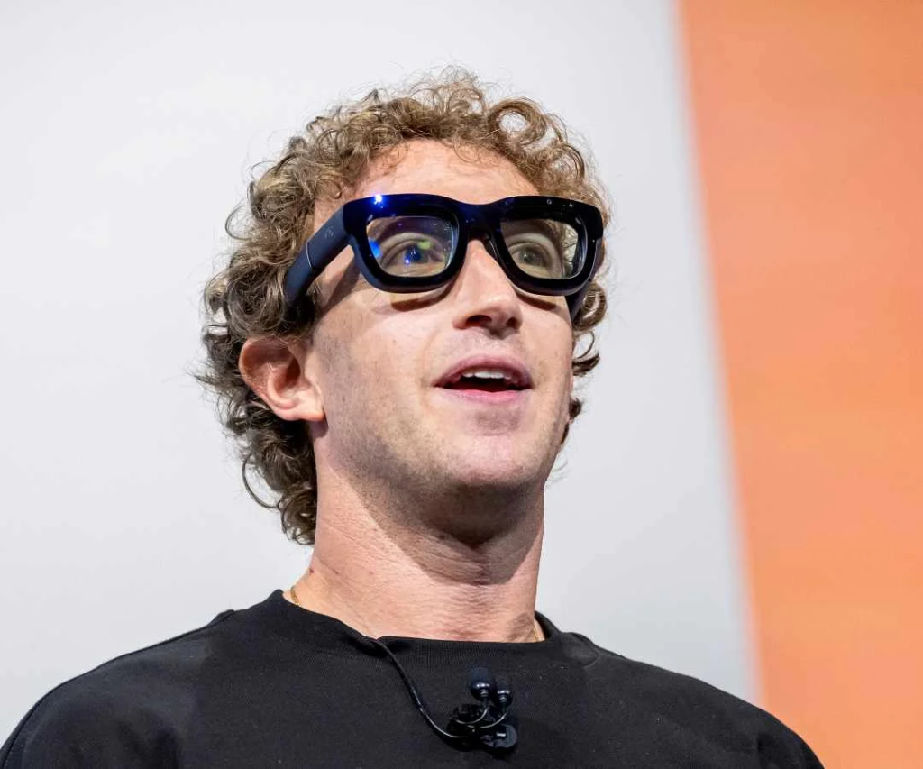 Mark Zuckerberg usando sus gafas de realidad aumentada Orion durante el evento Meta Connect Foto: Bloomberg