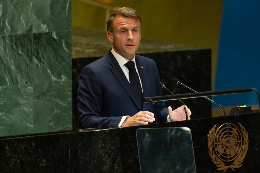 El presidente de Francia, Emmanuel Macron, se dirige al Debate General de la 79ª sesión de la Asamblea General de las Naciones Unidas en la Sede de las Naciones Unidas en Nueva York (EE.UU.). EFE/Justin Lane