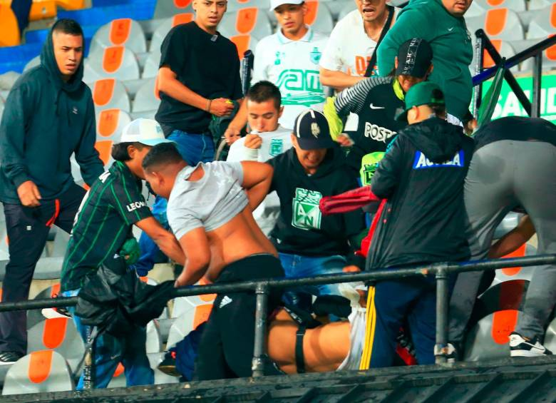 Hechos entre barras en el Atanasio Girardot Foto: El Colombiano – Camilo