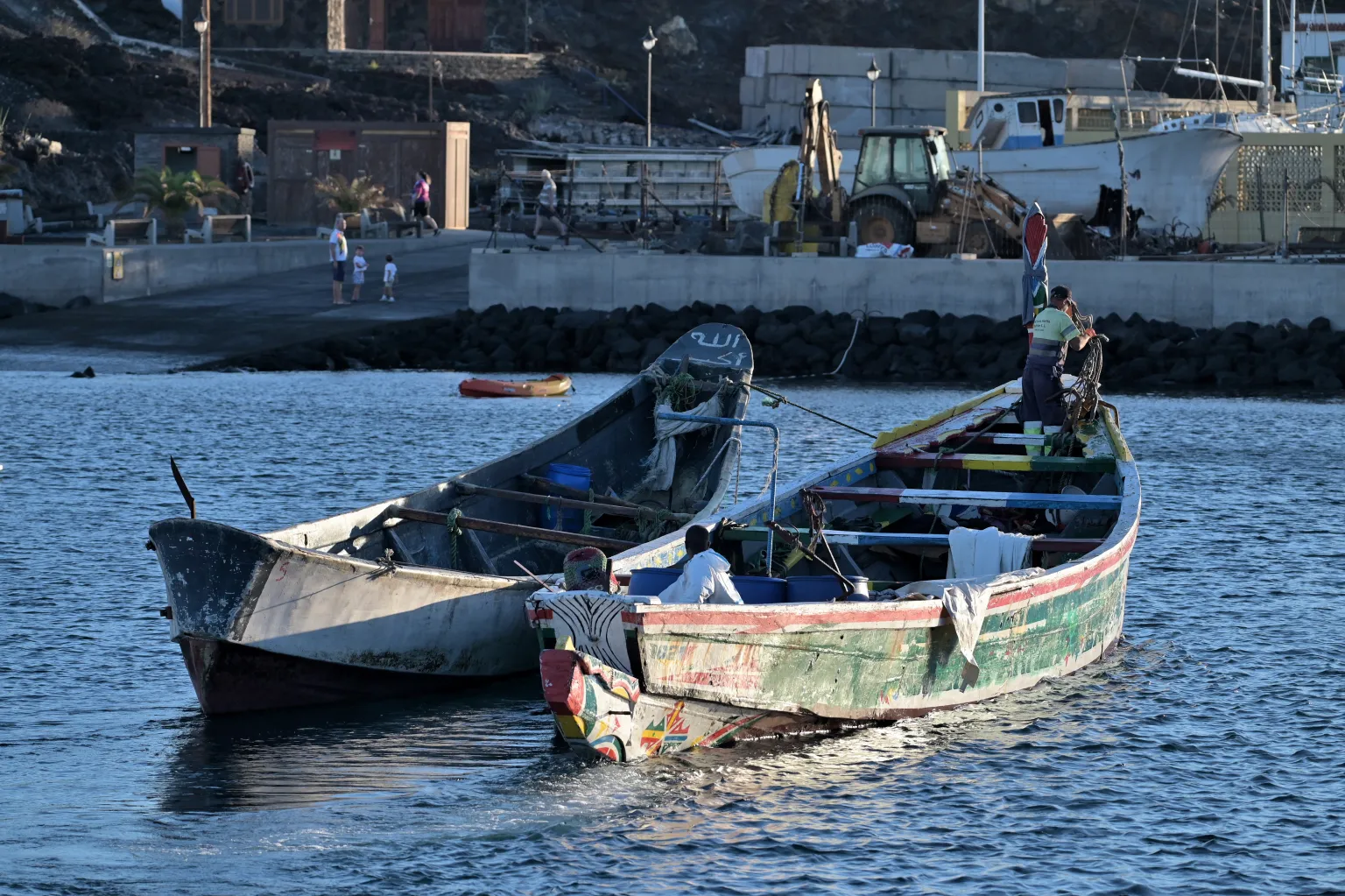Dos cayucos han sido rescatados al sur de La Restinga, en el El Hierro, esta madrugada mientras continúa la operación de búsqueda del medio centenar de personas desaparecidas. Foto: EFE/Gelmert Finol