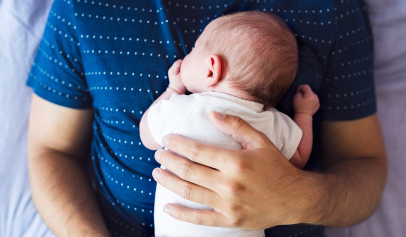 Aprueban licencia de paternidad por cuatro semanas