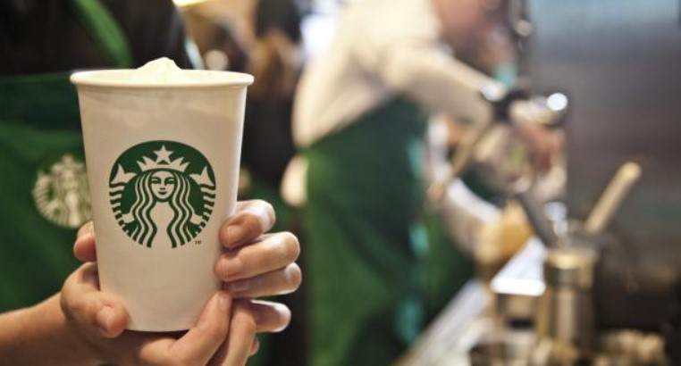 Starbucks enfrenta críticas por aumento de precios y deterioro en el servicio