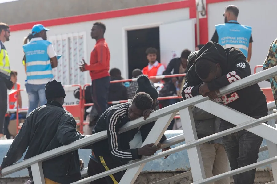 Varios inmigrantes en el puerto Gran Tarajal, en Fuerteventura, tras ser rescatados por la Salvamar Ízar, de Salvamento Marítimo, en una imagen de archivo. Foto: EFE/Carlos de Sala