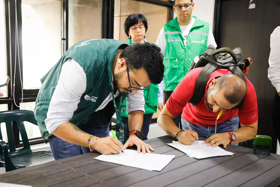 El superintendente Luis Carlos Leal firmando la intervención de Capresoca EPS. /Supersalud Foto: Supersalud