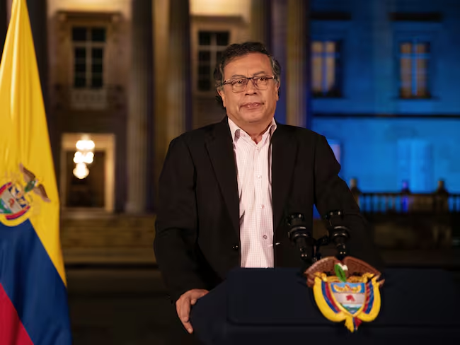 El presidente Gustavo Petro, desde las afueras de la Casa de Nariño. Foto: Presidencia / Presidencia de Colombia (EFE)
