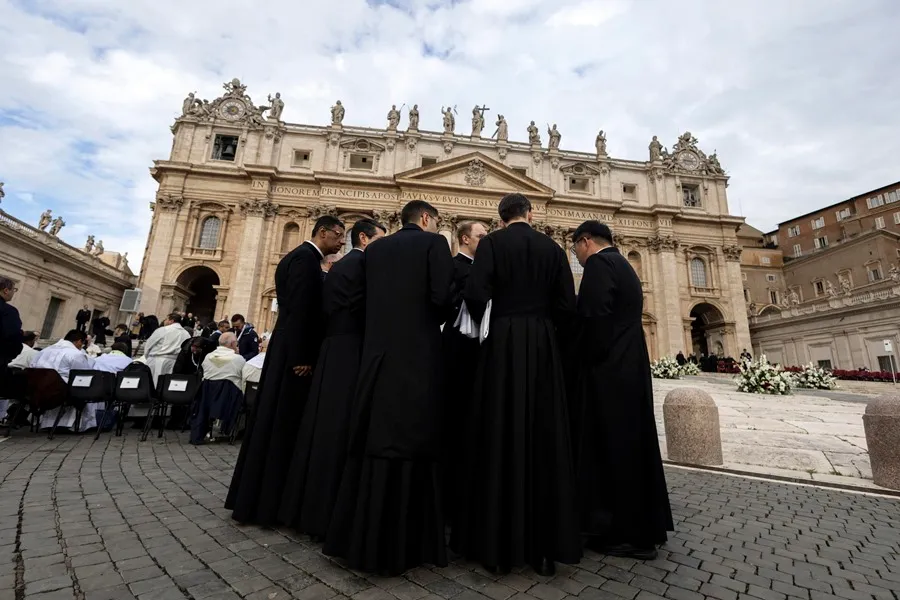 Fieles y prelados esperan la Santa Misa y canonización de 14 santos celebrada por el papa Francisco, en la Plaza de San Pedro, de la Ciudad del Vaticano. EFE/EPA/Massimo Percossi