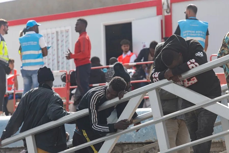 Varios inmigrantes en el puerto Gran Tarajal, en Fuerteventura, tras ser rescatados por la Salvamar Ízar, de Salvamento Marítimo, en una imagen de archivo. Foto: EFE/Carlos de Sala