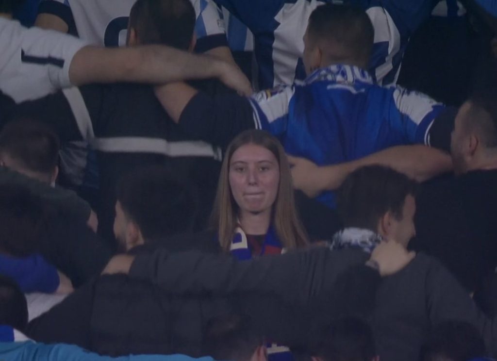 Fanática del Barça quedó atrapada en medio del festejo de hinchas de la Real Sociedad