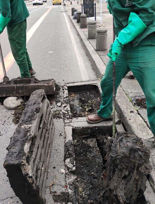 'Monstruos' de basura en alcantarillas agravan el impacto de las lluvias en Bogotá