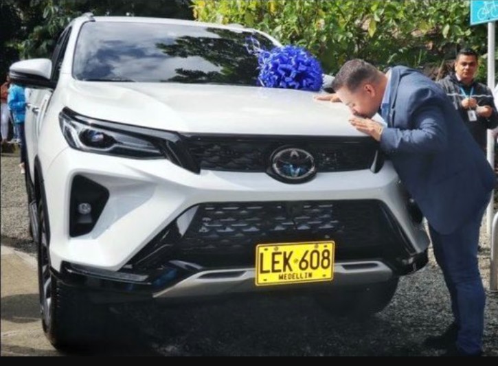 Lo que dijo el personero de Medellín sobre polémica fotografía con vehículo institucional
