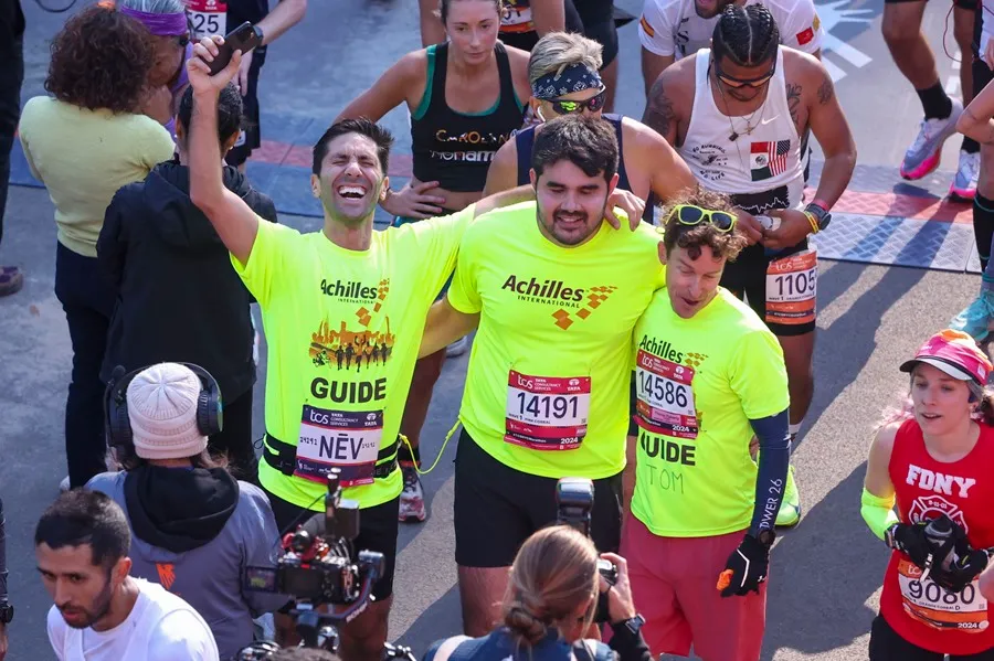 El productor y presentador de televisión estadounidense Nev Schulman (I), el corredor ciego Francesco Magisano (C) y el guía Tom Flaherty (D). EFE/Sarah Yenesel
