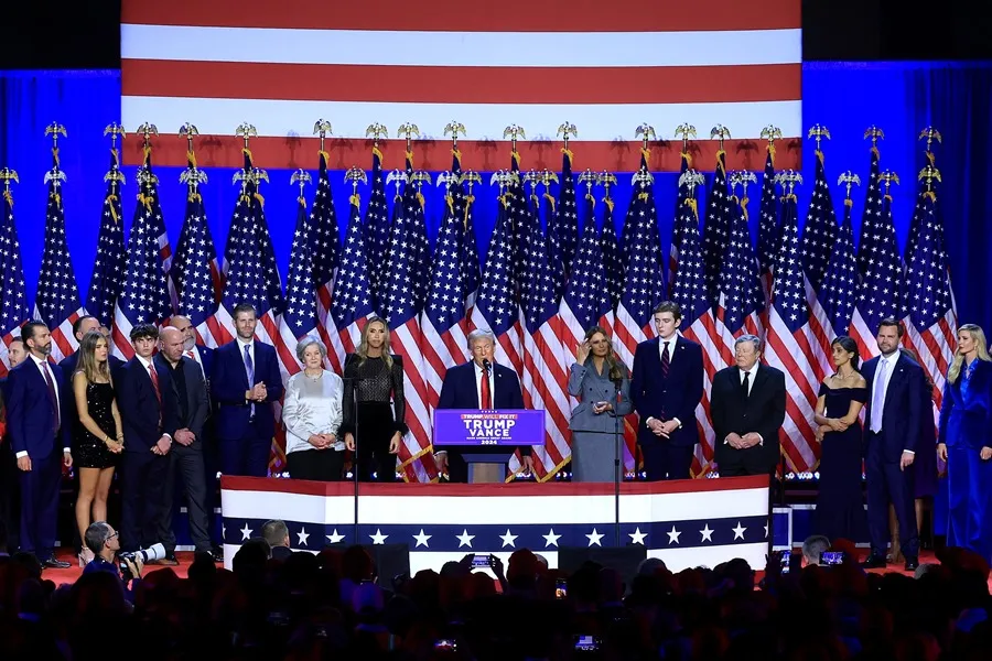 Donald Trump rodeado de su familia y su equipo. EFE/EPA/Cristobal Herrera-Ulashkevich