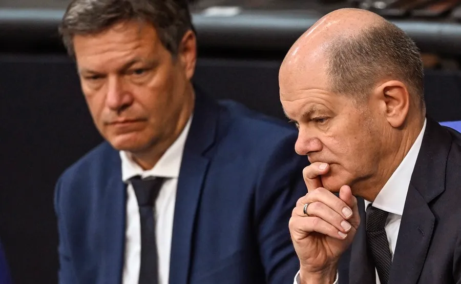 El canciller socialdemócrata, Olaf Scholz (d), y el ministro de Economía, Robert Habeck. EFE/EPA/Filip Singer/Archivo