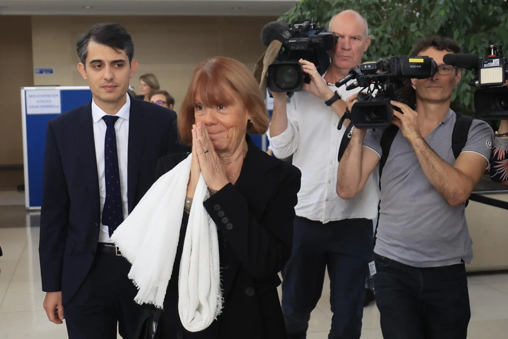 Gisele Pelicot (C), a la salida de una de las sesiones del juicio en el Tribual de Avignon, Francia. EFE/EPA/Guillaume Horcajuelo