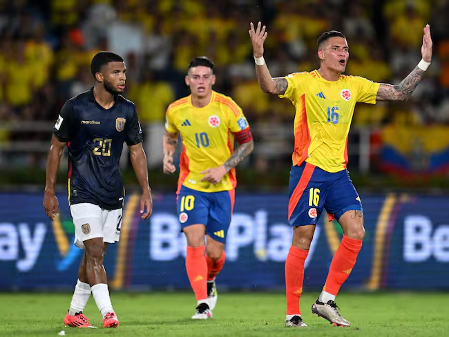 Juan Camilo Portilla reclama una acción en el juego ante Ecuador. (Photo by RAUL ARBOLEDA/AFP via Getty Images) / RAUL ARBOLEDA