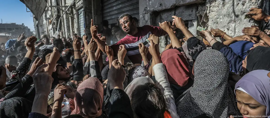 Los palestinos desplazados se agolpan para comprar pan en la única panadería que queda en la ciudad de Jan Yunís. Foto: Abed Rahim Khatib/dpa/picture alliance