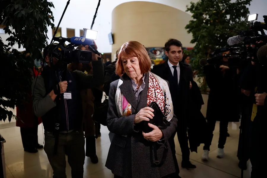 Gisele Pelicot (c), a su llegada al Tribunal de Apelación de Aviñón. EFE/EPA/Yoan Valat