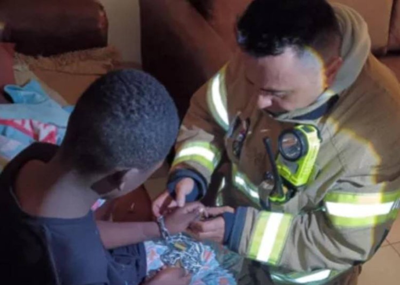 Mujer amarraba con cadenas a sus hijos mientras salía a trabajar en Bogotá