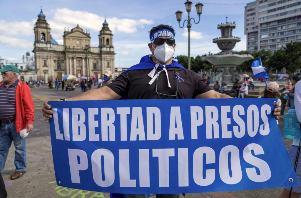 Más de 3,300 presos políticos en América Latina enfrentan la Navidad tras las rejas