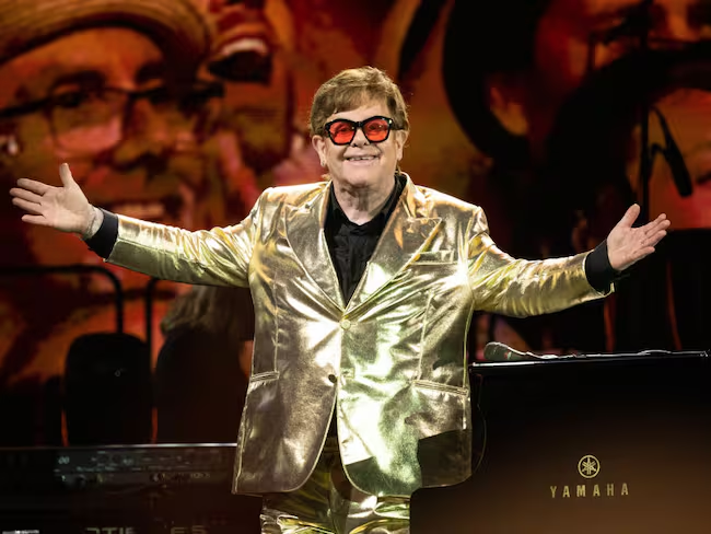 Elton John durante su presentación en el festival Glastonbury, su último concierto en el Reino Unido. Foto: Harry Durrant/Getty Images / Harry Durrant