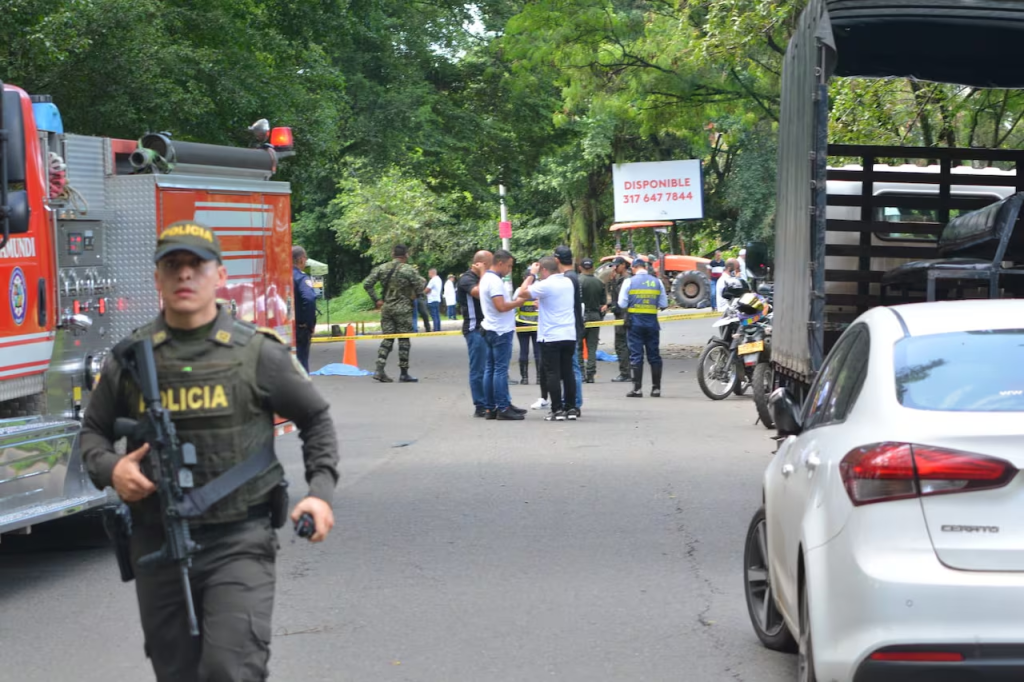 Así está el panorama en Las Piñas, Jamundí, tras el atentado con motobomba en la mañana de este 7 de diciembre. | Foto: Jorge Orozco / El País