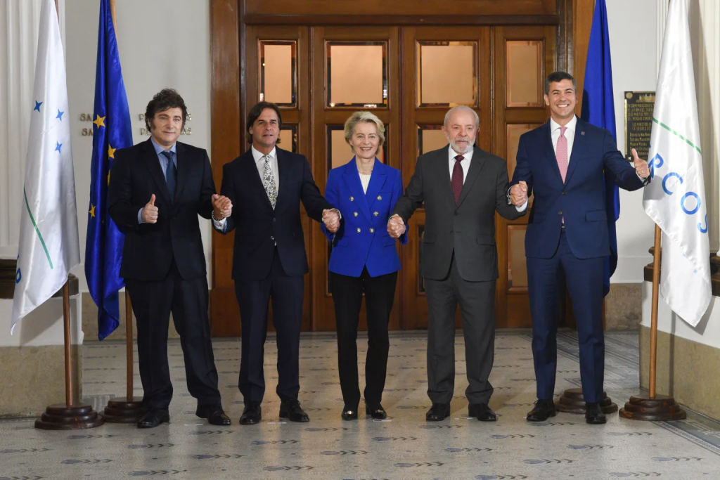 Los presidentes de Argentina, Javier Milei; de Uruguay, Luis Lacalle Pou; la presidenta de la Comisión Europea, Ursula von der Leyen; y los presidentes de Brasil, Luiz Inácio Lula da Silva, y de Paraguay, Santiago Peña, posan en la sede del Mercosur este viernes, en Montevideo (Uruguay). EFE/ Sofía Torres