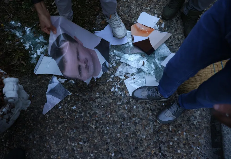 Un retrato de Bashar al-Asad pisoteado. Foto: EFE/EPA/Andrej Cukic