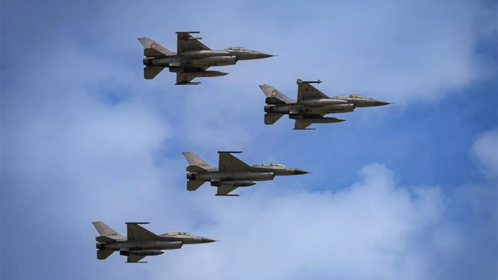 Aviones de combate F16 de la Fuerza Aérea Rumana y el Centro Europeo de Entrenamiento de F-16 (EFTC), con sede en Rumanía. – Foto: Vadim Ghirda