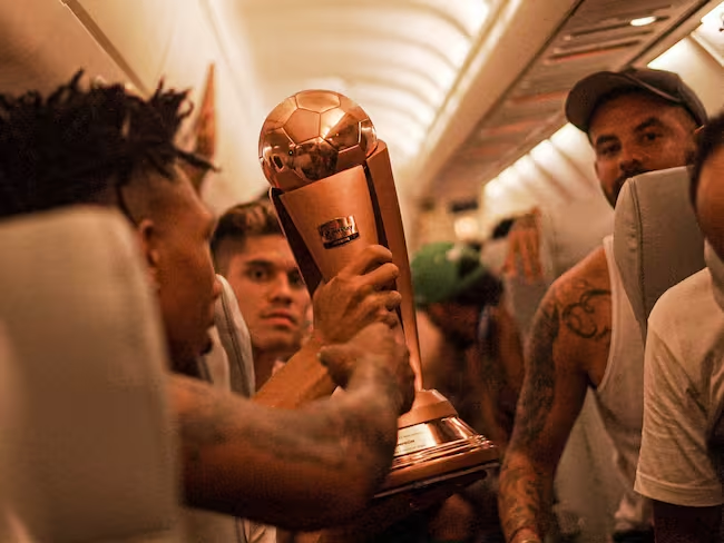 Nacional, vigente campeón de la Copa Colombia / Twitter: @Nacionaloficial. facebook twitter linkedIn whatsapp Coordinador digital de deportes. En Caracol Radio desde 2015. Amante de la escritura, la radio, el fútbol, el tenis y el ciclismo. Con experiencia cubriendo el fútbol colombiano, las Eliminatorias y la Copa Davis, en las fases de finales finales de Madrid (2019).Cristian PinzónCrispinllos 16/12/2024 - 12:48 h COT Atlético Nacional se coronó campeón de la Copa Colombia 2024, certamen que para su edición del 2025 sufrirá grandes modificaciones, cambiando el formato que se disputó este año y que se venía disputando en las últimas temporadas. Según informó el periodista Julián Capera, tras la Asamblea de la Dimayor celebrada este lunes, se decidió que la Copa volviera a contar con la fase de grupos, tal y como ya había sucedido en sus inicios; no obstante, no participarán todos los equipos. Tal y como explicó Capera, en la primera fase de la Copa estarán participando 20 clubes, 12 de la A y 8 de la B. Los equipos que integren esta instancia, la cual se disputará en junio, serán los que queden eliminados de los cuadrangulares de los respectivos torneos en el primer semestre, la Liga y el ascenso. Serán entonces cuatro grupos de cinco equipos cada uno, avanzando los dos mejores a octavos. En julio, por su parte, los 16 equipos que estuvieron entre cuadrangulares de la A y de la B, se enfrentarán en una serie de eliminación directa, donde los ocho clasificados completarán los equipos de los octavos de final. A partir de esta instancia, que se disputará en agosto, se jugará la Copa tal y como se conoce, con su instancia de cuartos de final ente septiembre y octubre, y sus semifinales entre octubre y noviembre. Copa Betplay Dimayor Homemade Metformin: This Japanese Secret “Eats” Glucose From Body (See Now) Sugar Reverse The All New Mind Blowing Honda CRV Is Finally Here (Take a Look) Crossovers | Top Searcher Now Why This Is The Highest Rated Hearing Aid In The US hear.com See Why Seniors Love The Newest SUVs (Check The Price) GoSearches | Search Ads Bruce Mac Master desmiente al minMinas: No es cierto que no haya necesidad de importar gas Bruce Mac Master, presidente de la ANDI, aseguro en 6AM que no es cierta la afirmación del ministro Andrés Camacho sobre la importación de gas Caracol Radio Most Affordable Camper Vans SearchTopics | Search Ads All-in-One Water Treatment Solution That Is Affordable To Everyone Perfect for homes with city and well water. H2O Smart Home Solution Holidays with Paramount+ Tis the season for streaming with Paramount+. Paramount+ Dating for Mature Singles Share your feelings and emotions with someone. Placetochat Timeless pieces that keep you stylish and comfortable Unique designs that speak volumes without saying a word.Buy now! Enjoy 50% off! Drcotho™ No hubo conciliación: Cepeda no llego a acuerdo con Miguel Polo Polo El senador Iván Cepeda aseguró que Polo Polo no ha hecho nada desde que llegó al Congreso, lo que motivó la demanda. Caracol Radio Submit Your Dog to be Featured in the 2025 Pet Calendar! Does your pet have what it takes to be a star? Submit now for free for the 2025 Paw Print Calendar and find out! The Paw Print Jorge Luis Pinto tras ganar el Torneo de la B: “Parece que hubiera sido un Mundial” El entrenador del Unión Magdalena se mostró feliz por haber ganado el título del Clausura, pero ya piensa en la gran final por el ascenso. Caracol Radio Here's The Average Price for a 6-Hour Gutter Guards Upgrade in Miami: More Than 410,000 Homeowners Have Already Done it. Check it out! Homebuddy.com Junior: los cinco jugadores que saldrían y la gran figura del FPC que está en la mira El cuadro barranquillero quiere armarse de la mejor manera pata la temporada 2025. Caracol Radio Neurologists Amazed: Barefoot Shoes are The Best Thing You Can Do in 2024 - NOW 70% OFF! Barefoot Vitality A professional engineer designed this nail clipper for seniors all over Only Needs a Super-light Touch to Instantly Cut Ingrown and Thick Nails Outfany ¿Qué son los implantes dentales sin tornillos y cuánto cuestan para los seniors? ¡Mira! Topicsift Jorge Luis Pinto explota: ¿amaño en la final del Ascenso entre Unión Magdalena y Llaneros? El experimentado entrenador no se guardó nada frente a los que critican su trabajo y el de sus dirigidos. Caracol Radio Tired of Gabapentin? Try This Device for Fast Neuropathy Relief Discover how EMS technology is helping neuropathy sufferers find fast, effective relief. Health Insight Journal Así quedó la tabla de goleadores de la Liga tras goles de Daniel Moreno y Hugo Rodallega Luego de disputarse la cuarta fecha de los cuadrangulares finales, el líder de la tabla de goleadores tomó ventaja. Caracol Radio Artículo anterior Atlético Nacional definirá su presencia en Copa Libertadores o en la Copa Sudamericana / Twitter: @Nacionaloficial. Nacional, el mejor equipo de Colombia en el Ranking de la Conmebol: Así está el listado Cristian Pinzón 2024/12/16 Artículo siguiente Efraín Juárez / Colprensa Efraín Juárez tras su primer trofeo con Nacional: “Siempre soñamos desde el día uno” Mateo Chaparro 2024/12/16