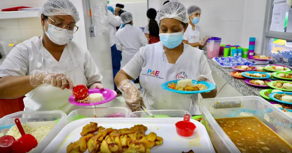 Manipuladoras de alimentos durante la preparación en las cocinas escolares. Foto: elheraldo