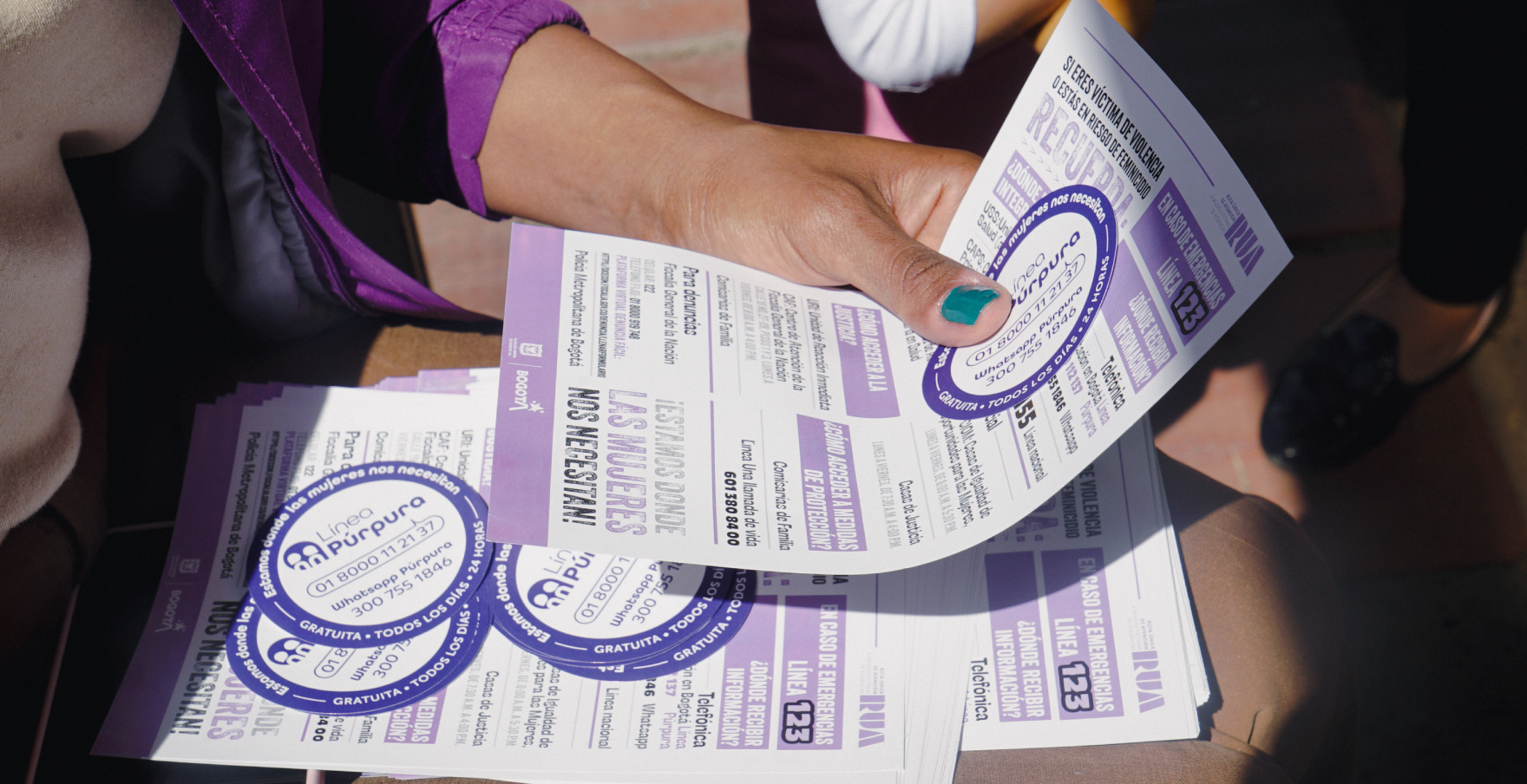 Volantes sobre la Ruta única de atención a mujeres víctimas de violencias. Foto: Secretaría de la Mujer.