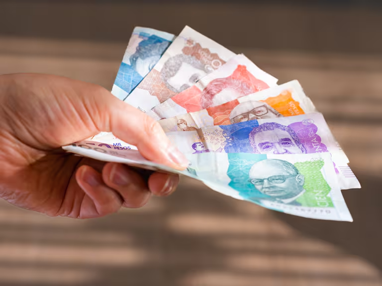 Persona con dinero colombiano. (Foto: Getty Images)