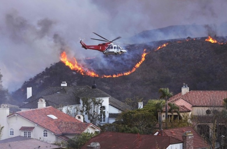 Devastador incendio arrasa Los Ángeles y provoca evacuaciones masivas