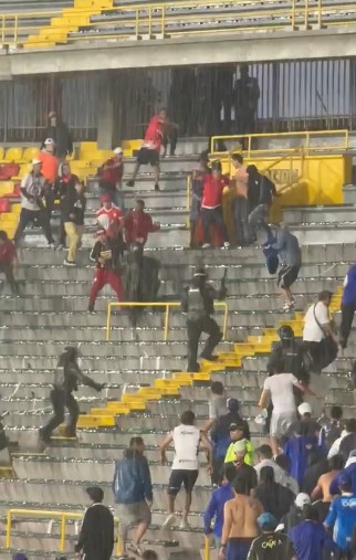 Disturbios entre hinchas en El Campín marcan el amistoso entre América y Millonarios