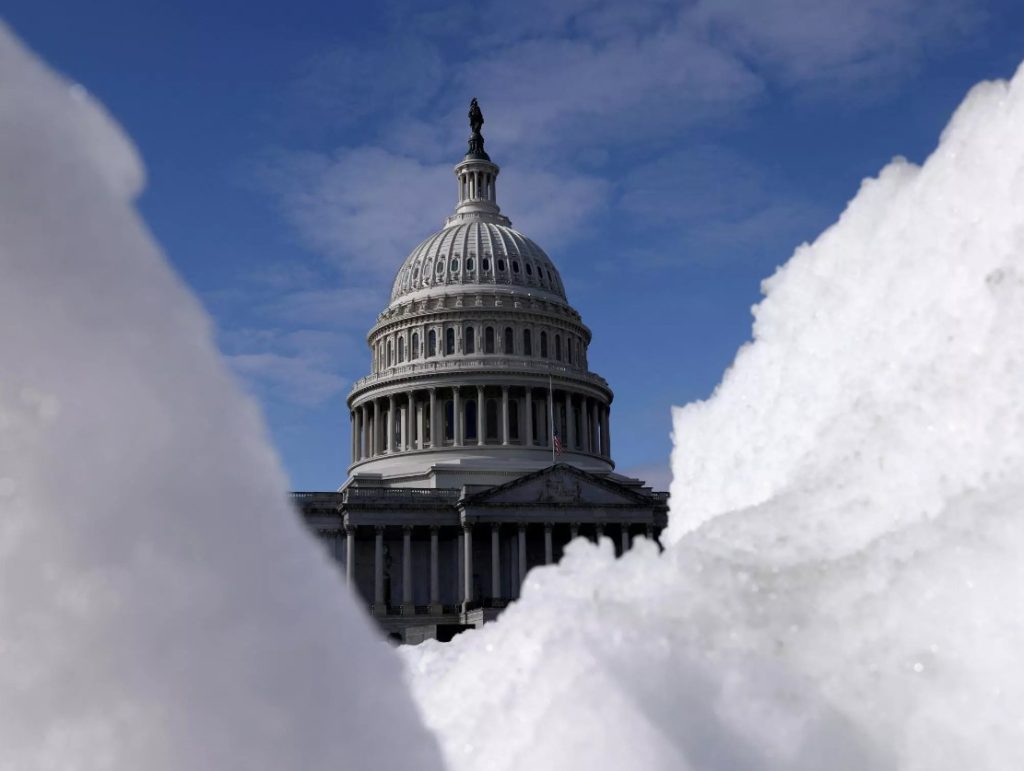 Por primera vez, toma presidencial en EE.UU. será en interiores por el intenso frío