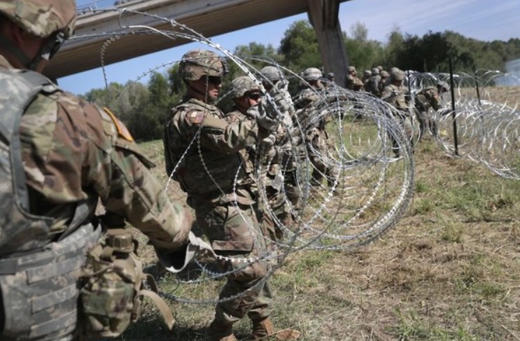 Trump desplegó 1.500 militares en la frontera con México y eliminó programas de diversidad