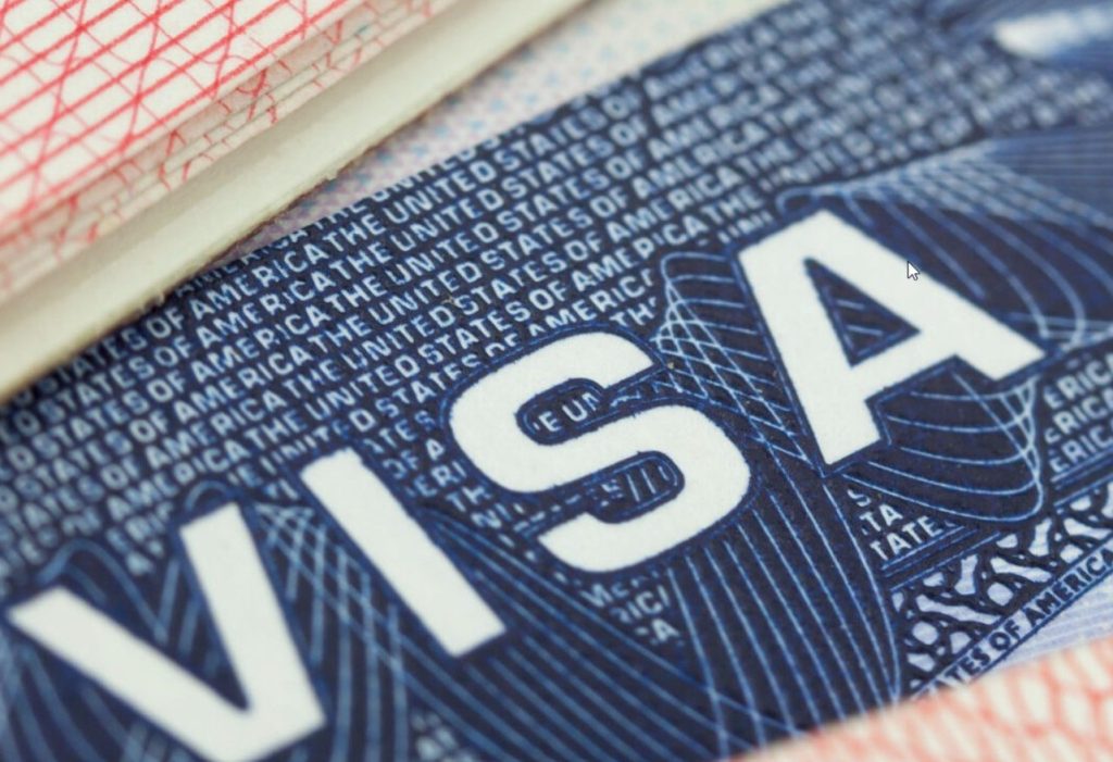 Aumentan tarifas de visas para Estados Unidos tras nueva ley migratoria firmada por Donald Trump