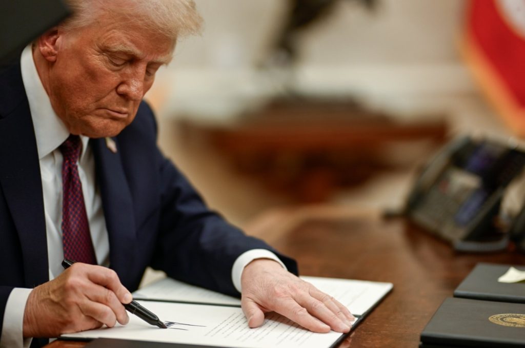 Trump firmó memorando para restringir beneficios de Seguridad Social a migrantes indocumentados