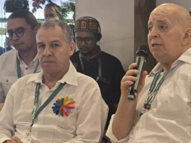 Otty Patiño y su asesor principal, Álvaro Jiménez Millán. Foto: crédito Oficina del Alto Comisionado para la