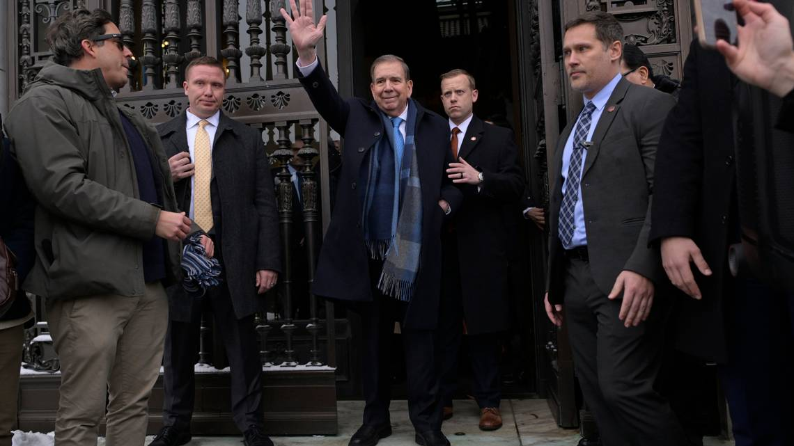 El líder opositor venezolano Edmundo González Urrutia (C) saluda a seguidores después de una reunión privada con el secretario de la OEA, Luis Almagro, en el edificio principal de la organización en Washington D.C., el 6 de enero de 2025. EFE EFE/Sipa USA Read more at: https://www.elnuevoherald.com/noticias/america-latina/venezuela-es/article298638923.html#storylink=cpy