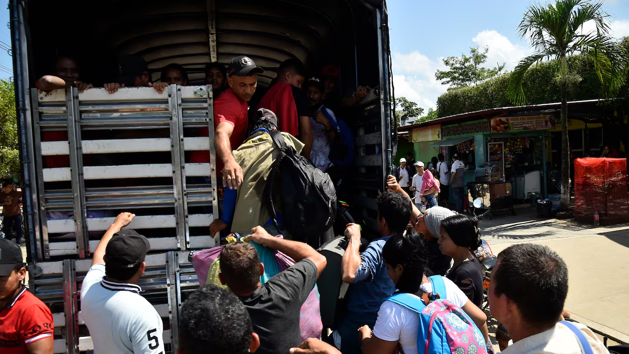 Personas desplazadas por recientes enfrentamientos entre grupos armados suben a la parte trasera de un camión en el municipio de Tibú, Departamento de Norte de Santander, Colombia, el 18 de enero de 2025. Foto: AFP