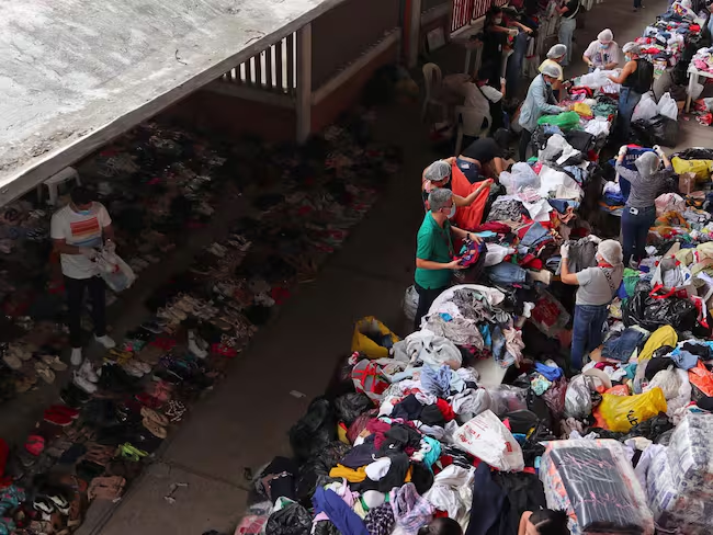 Desplazados por la violencia en el Catatumbo este lunes, en el estadio General Santander en Cúcuta (Colombia). EFE/Mario Caicedo / Mario Caicedo (EFE)